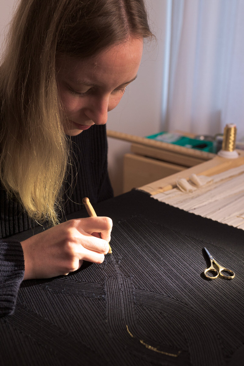 Travail de broderie par Lucie Hikari
